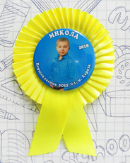 Іменний значок з фото першокласника на жовтій розетці